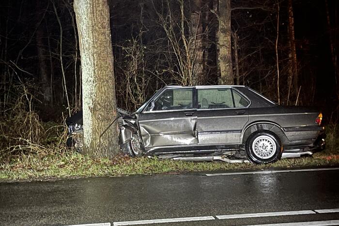 Auto klapt frontaal op boom, bestuurder spoorloos
