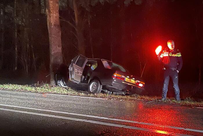 Auto klapt frontaal op boom, bestuurder spoorloos