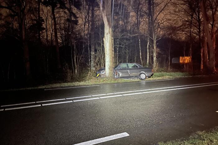 Auto klapt frontaal op boom, bestuurder spoorloos
