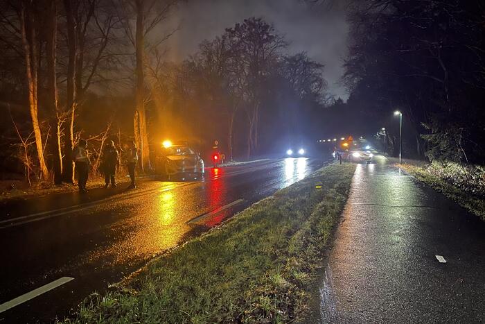 Auto klapt frontaal op boom, bestuurder spoorloos