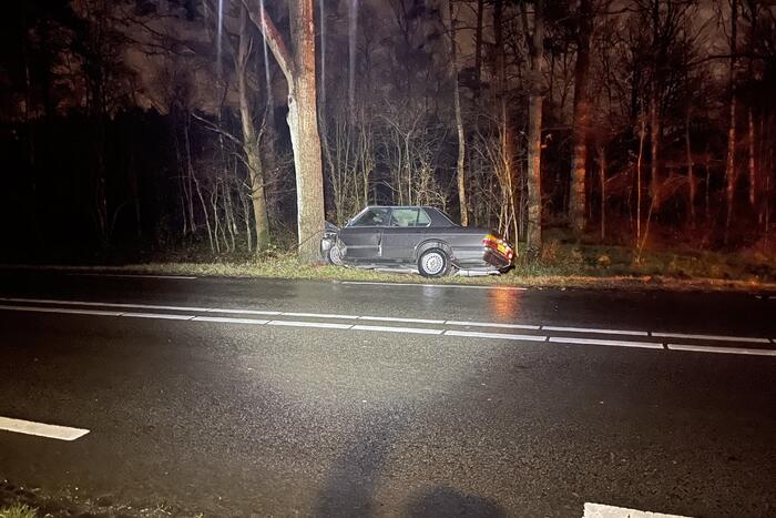 Auto klapt frontaal op boom, bestuurder spoorloos