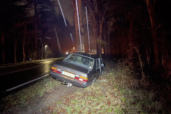 Auto klapt frontaal op boom, bestuurder spoorloos