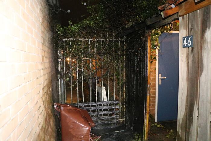 Buurbewoners blussen brandende kliko en voorkomen erger