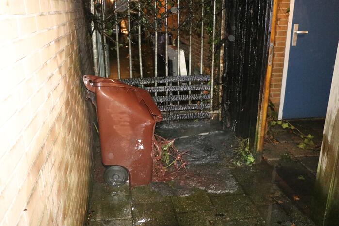 Buurbewoners blussen brandende kliko en voorkomen erger