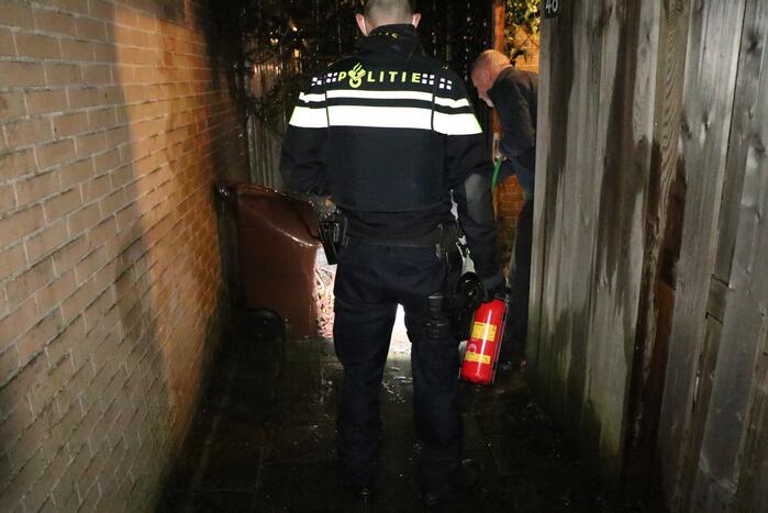 Buurbewoners blussen brandende kliko en voorkomen erger