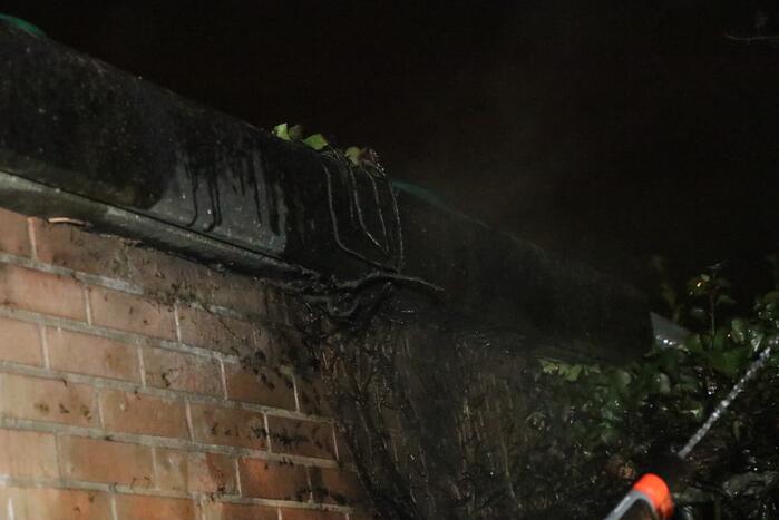 Buurbewoners blussen brandende kliko en voorkomen erger