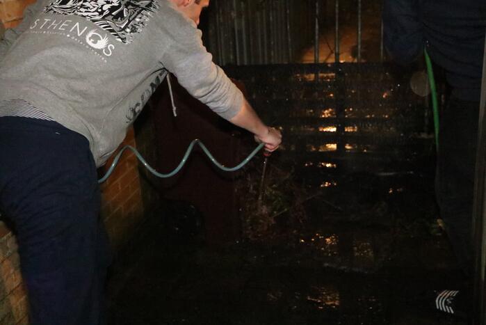 Buurbewoners blussen brandende kliko en voorkomen erger