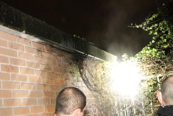 Buurbewoners blussen brandende kliko en voorkomen erger