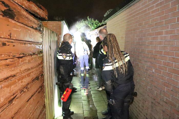 Buurbewoners blussen brandende kliko en voorkomen erger