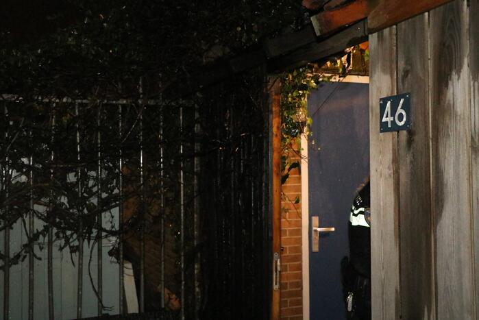 Buurbewoners blussen brandende kliko en voorkomen erger