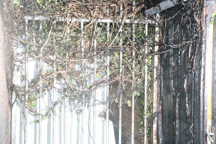 Buurbewoners blussen brandende kliko en voorkomen erger