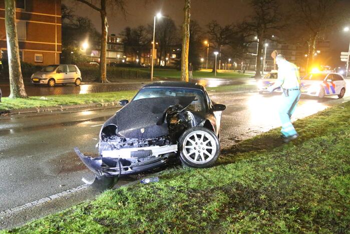 Porsche knalt frontaal tegen boom