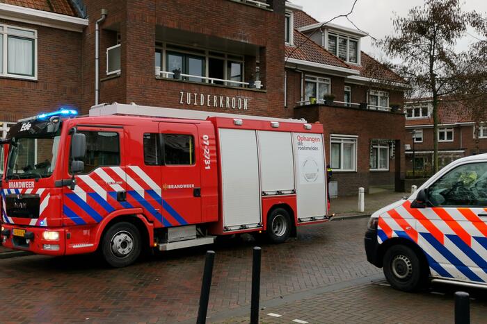 Auto vliegt in brand in parkeergarage