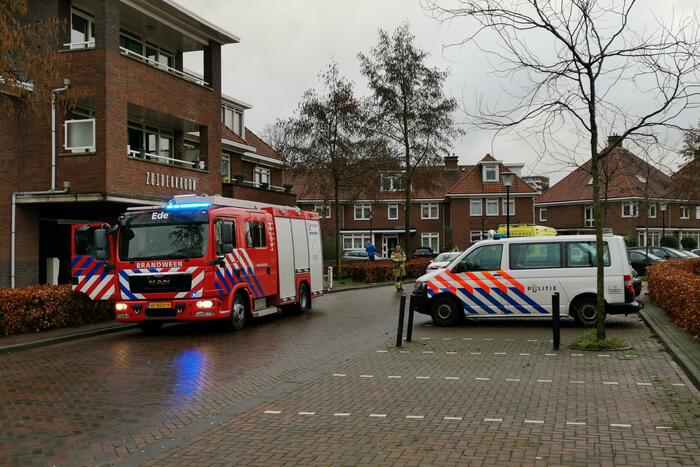 Auto vliegt in brand in parkeergarage
