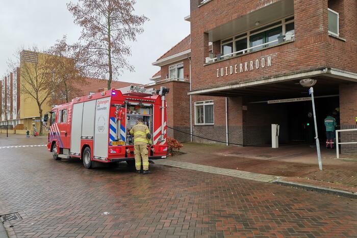 Auto vliegt in brand in parkeergarage
