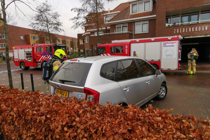 Auto vliegt in brand in parkeergarage