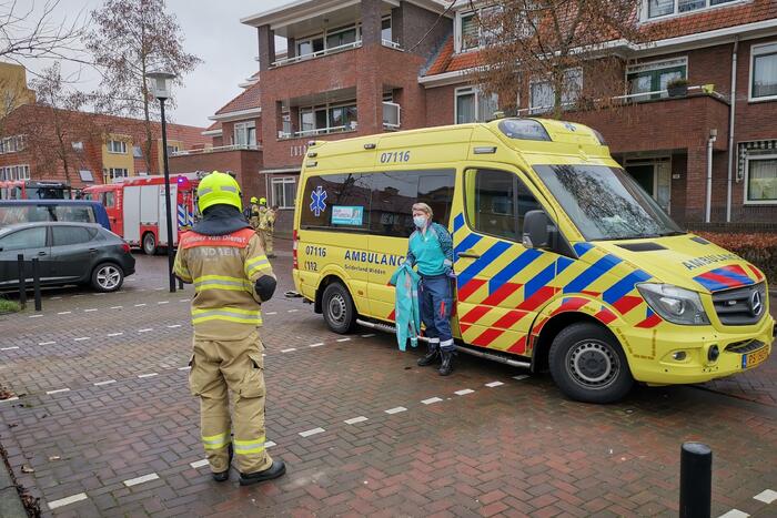 Auto vliegt in brand in parkeergarage
