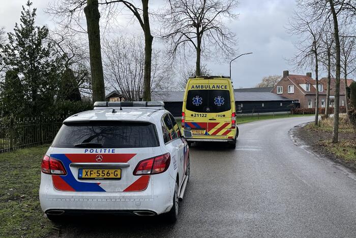 Man maakt lelijke val met elektrische fiets