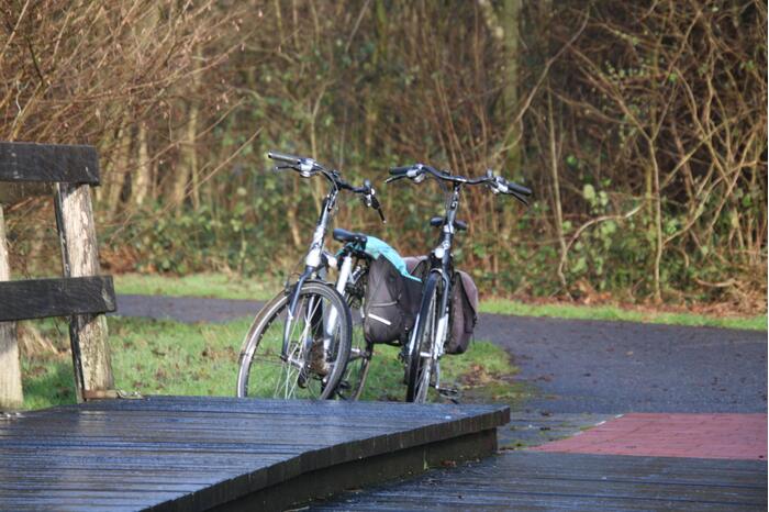 Twee personen gewond bij ongeval op gladde brug
