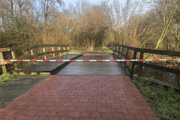Twee personen gewond bij ongeval op gladde brug