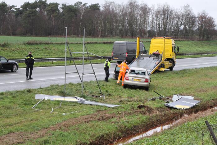Auto ramt reclamebord in berm