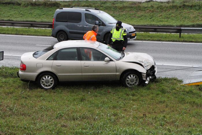 Auto ramt reclamebord in berm