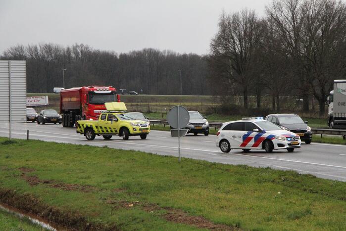 Auto ramt reclamebord in berm