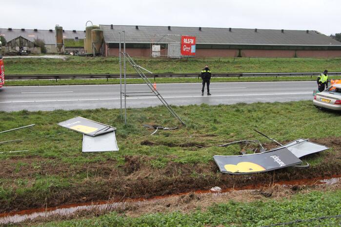 Auto ramt reclamebord in berm