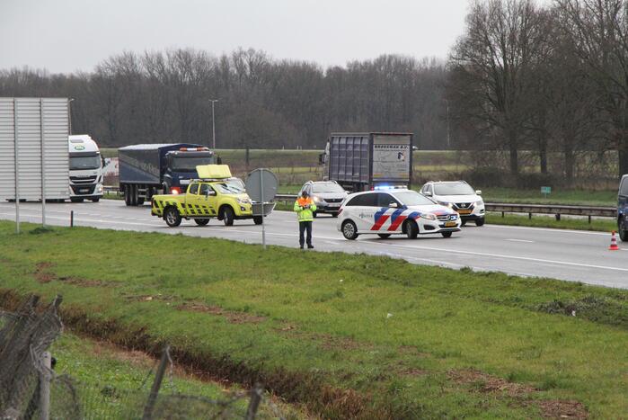 Auto ramt reclamebord in berm