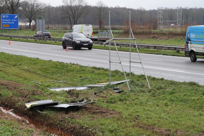 Auto ramt reclamebord in berm