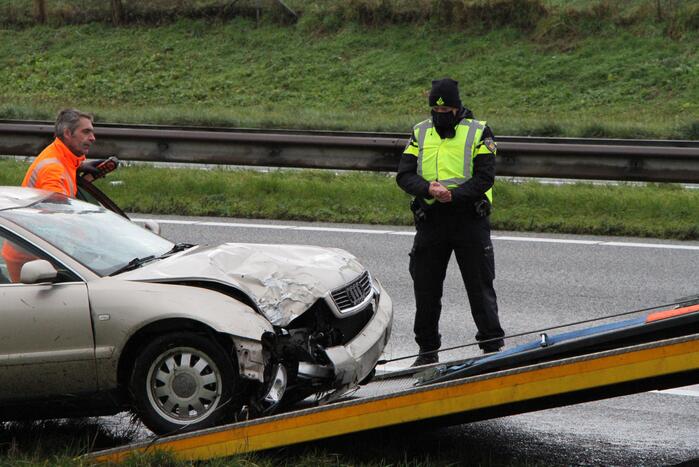 Auto ramt reclamebord in berm