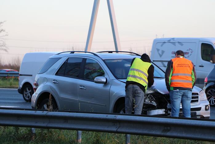 Verkeershinder na aanrijding tussen twee voertuigen