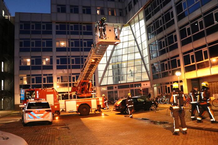 Omstander ziet rode gloed op dak van studentencomplex