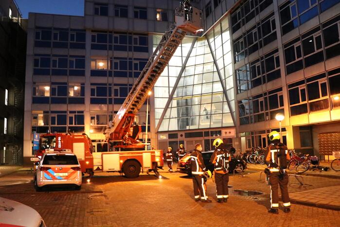 Omstander ziet rode gloed op dak van studentencomplex
