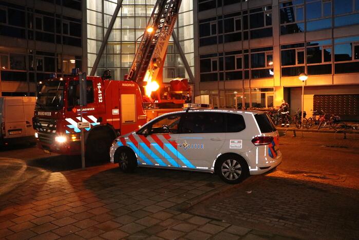 Omstander ziet rode gloed op dak van studentencomplex