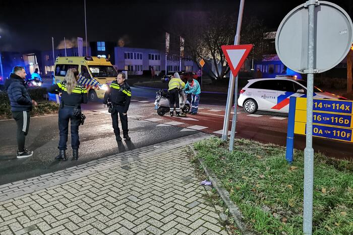 Scooterrijder knalt volop op auto
