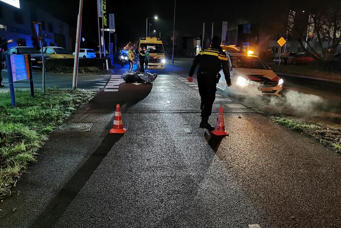 Scooterrijder knalt volop op auto