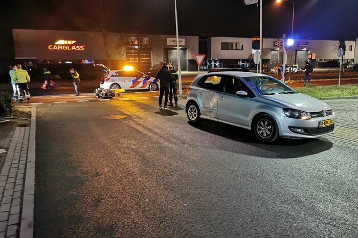Scooterrijder knalt volop op auto