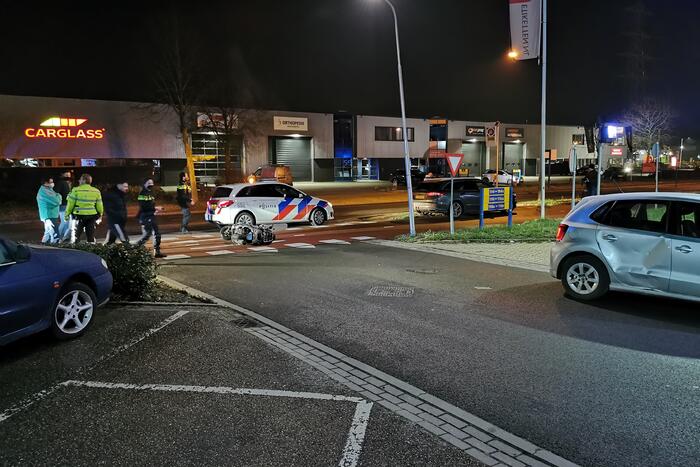 Scooterrijder knalt volop op auto