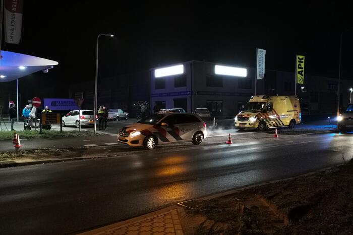 Scooterrijder knalt volop op auto