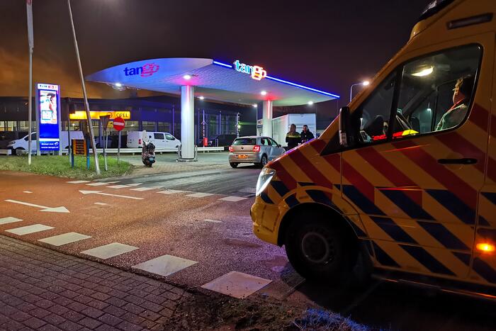 Scooterrijder knalt volop op auto