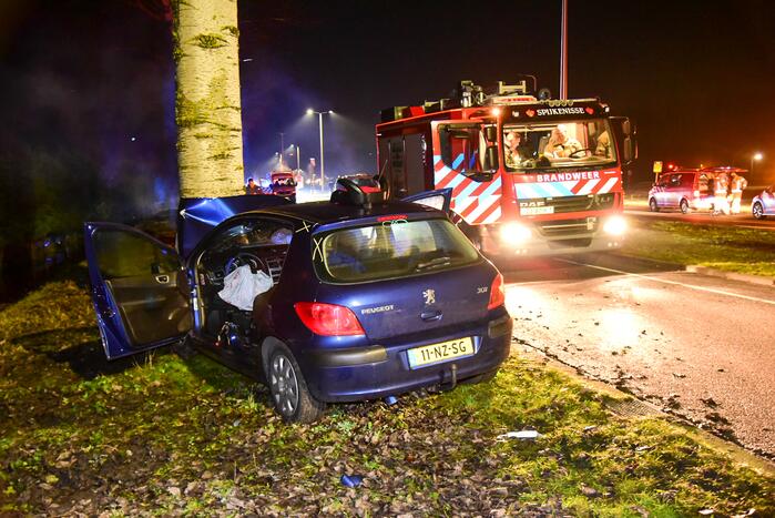 Bestuurder botst met auto frontaal op boom