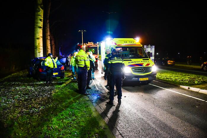 Bestuurder botst met auto frontaal op boom