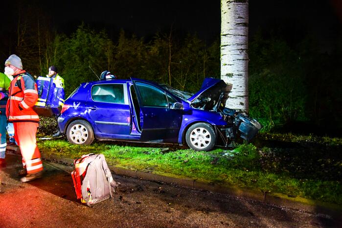 Bestuurder botst met auto frontaal op boom