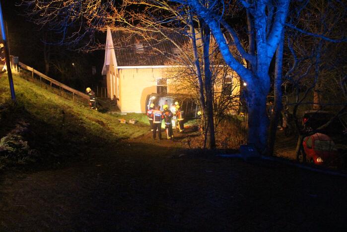 Bestuurder van dijk afgereden en tegen huis geknald