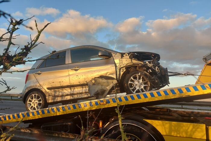 Auto tegen de vangrail door gladheid