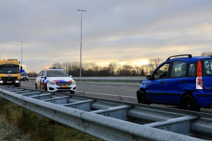 Automobilist raakt van de weg door gladheid