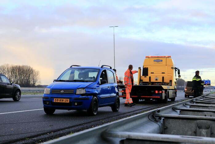 Automobilist raakt van de weg door gladheid
