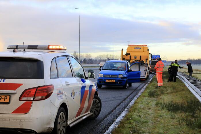 Automobilist raakt van de weg door gladheid