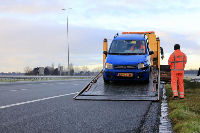 Automobilist raakt van de weg door gladheid